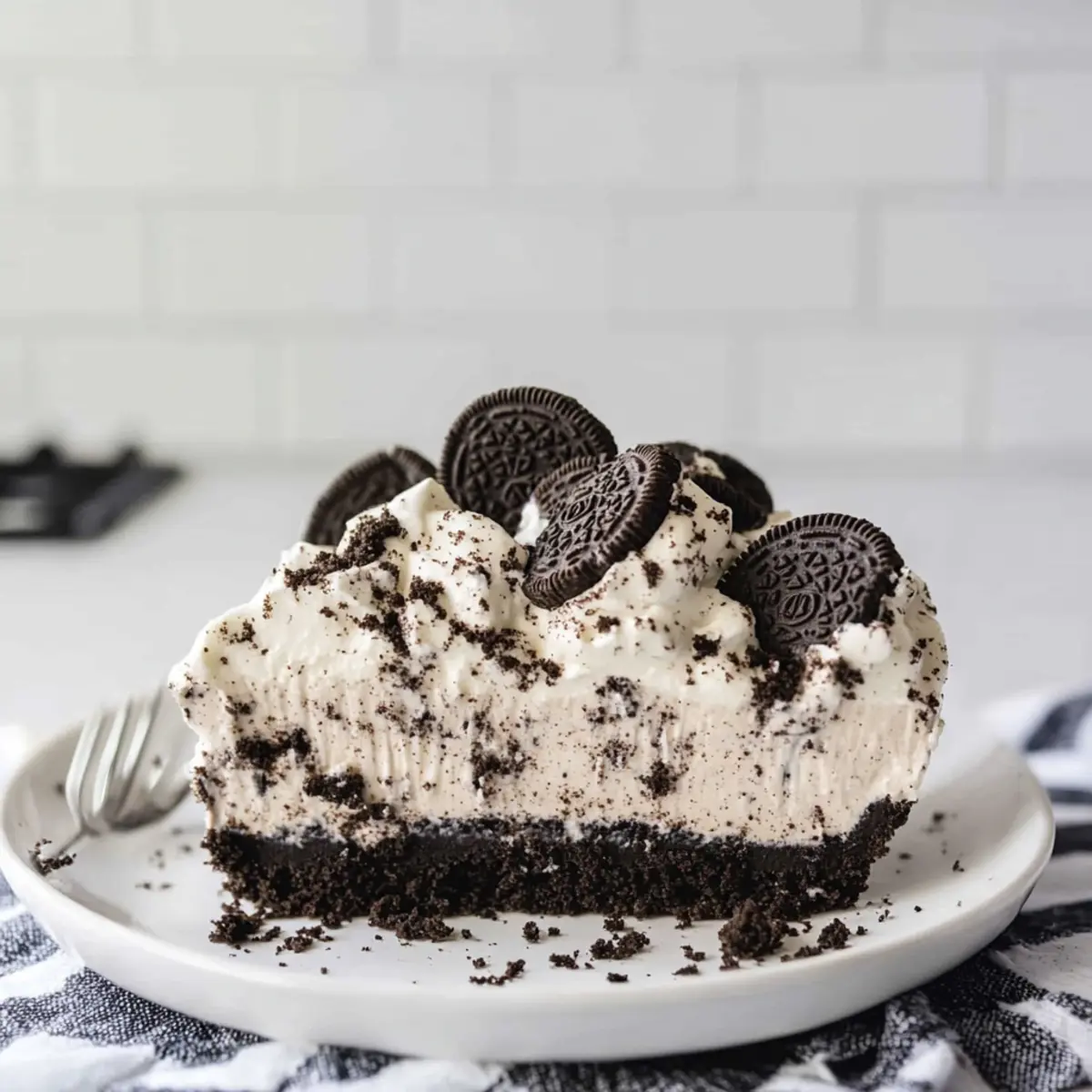 Irresistible Oreo Pudding Pie: Quick No-Bake Delight